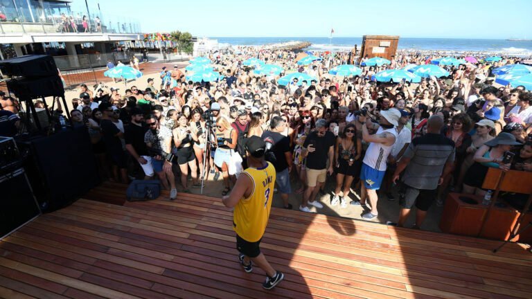 famosos disfrutando en la playa mar del plata