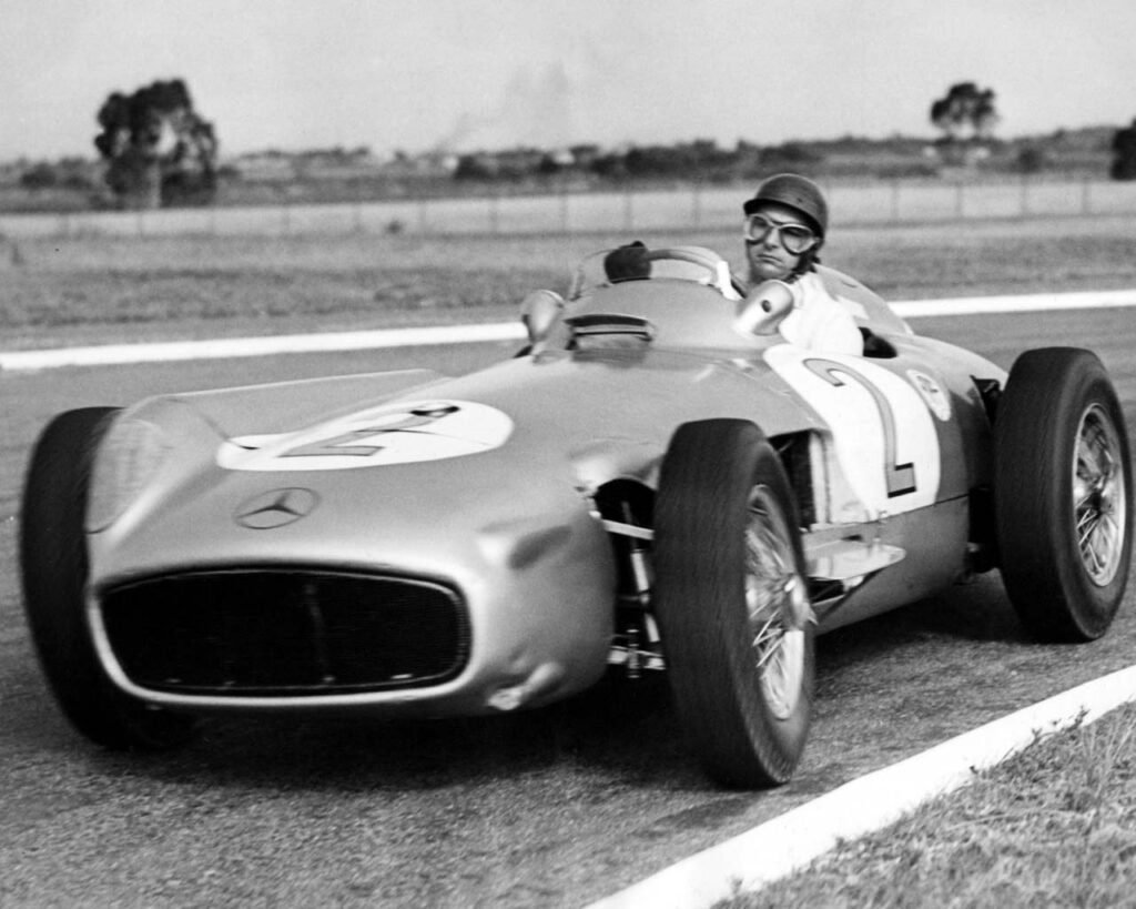 Quién fue Fangio, el hombre que domaba las máquinas en el automovilismo 1 fangio conduciendo un coche de carreras