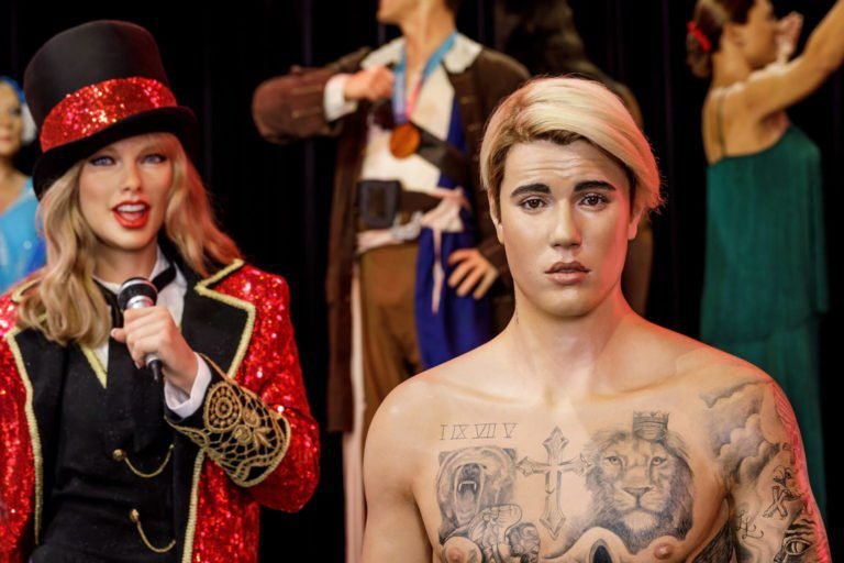 Qué atracciones y figuras famosas se encuentran en el museo de cera Madame Tussauds 1 figuras de cera de celebridades famosas