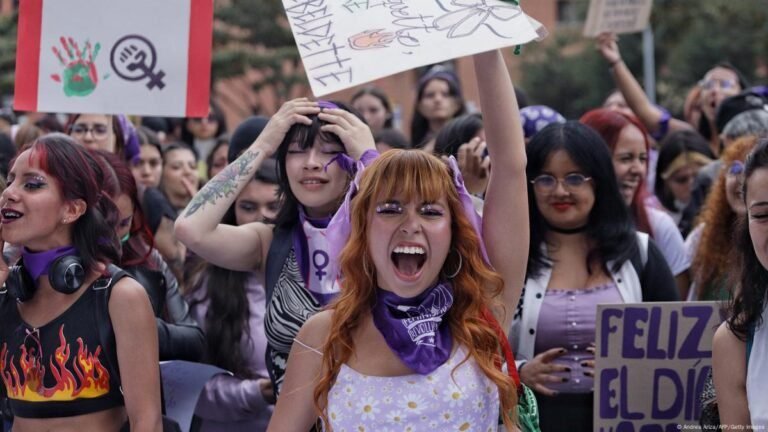 franja morada en un mitin politico 1