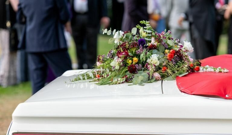 funeral elegante con flores y asistentes 1