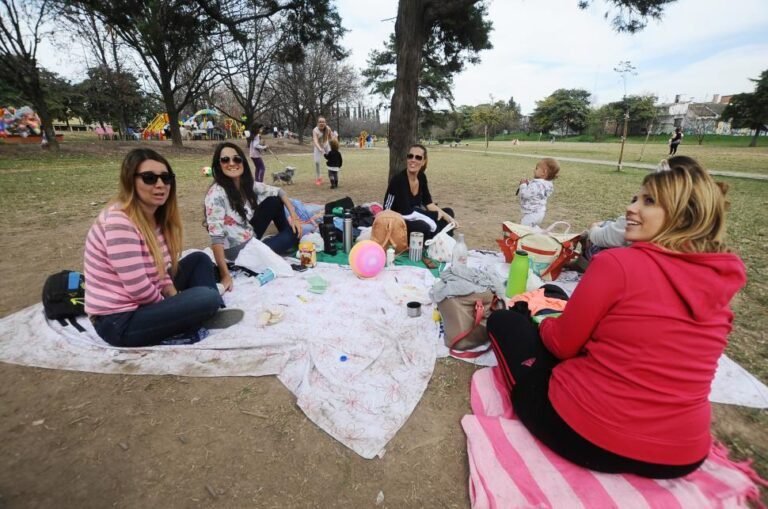 Qué significado cultural y social tiene el mate para los argentinos 17 gente compartiendo mate en un parque
