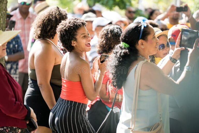 Qué frases memorables han dejado Los Redondos y El Indio 16 gente disfrutando un concierto al aire libre