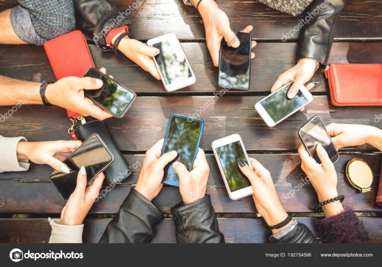 gente usando smartphones en grupo