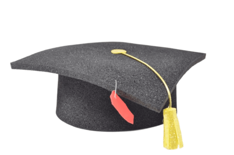 gorros de egresados coloridos en una mesa