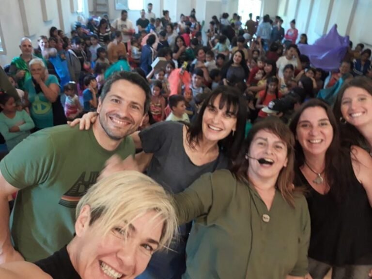 grupo de amigos riendo en argentina