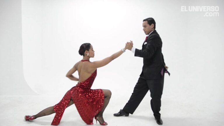 grupo de bailarines de tango en accion