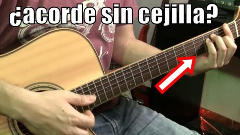 guitarrista mostrando acorde de si en guitarra