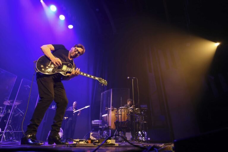 Cuál es la mejor banda de rock argentino de todos los tiempos 7 guitarristas tocando en un escenario vibrante