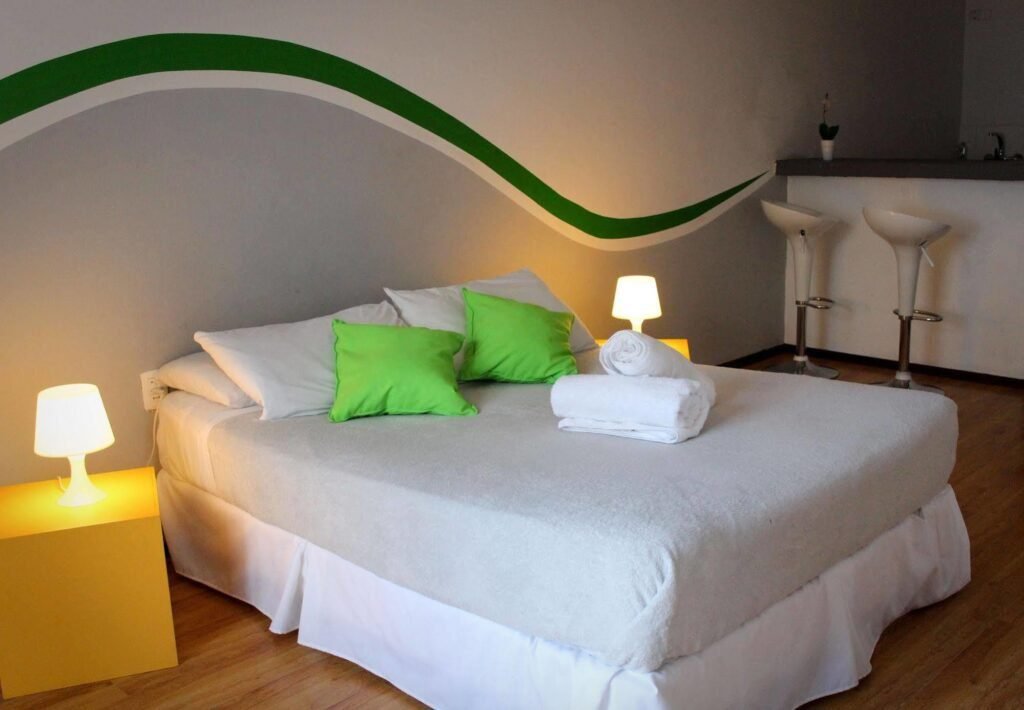 Qué servicios ofrece Che Lagarto Hostel en Río de Janeiro