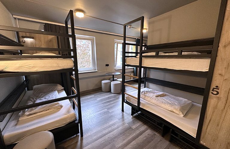 Qué servicios ofrece New Generation Hostel en Santa Maria Maggiore 1 habitaciones modernas en un albergue acogedor