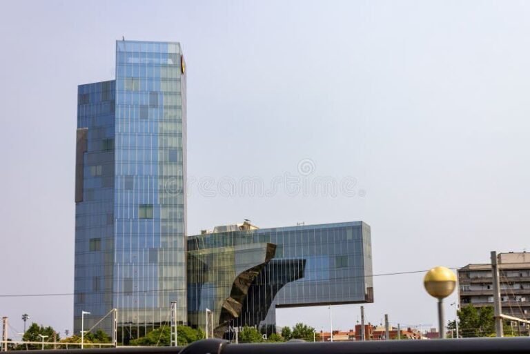 Qué servicios ofrece Alta Piazza en sus casas de apartamentos 15 hermosa vista de un edificio moderno 1