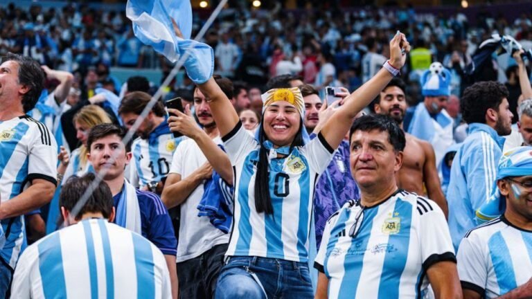 hinchas argentinos celebrando en estadio