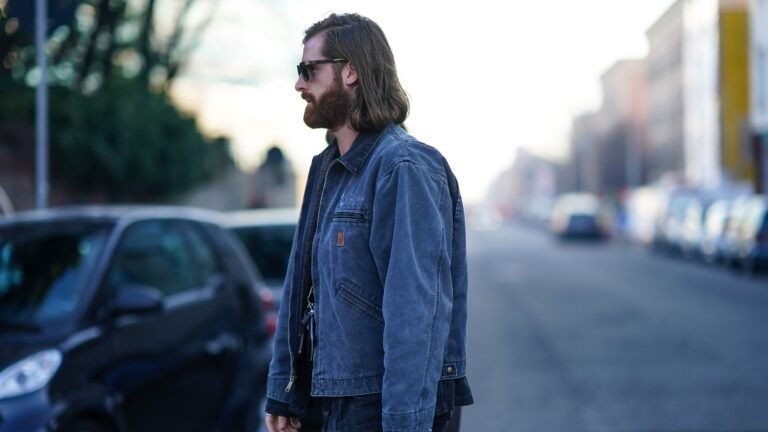 hombre con camisa de jean estilizado