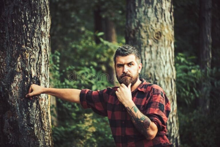 hombre contemplando tatuajes en su brazo