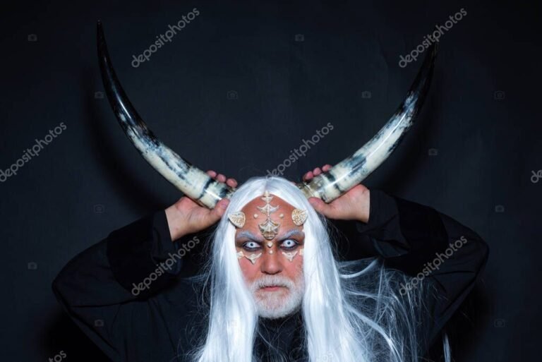 Cuáles son los mejores disfraces de terror para hombre este año 16 hombre disfrazado de monstruo aterrador