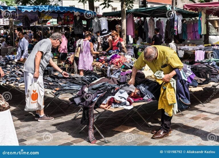 hombres eligiendo ropa en una feria