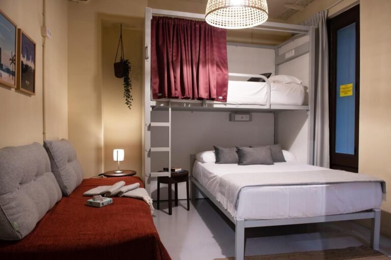 hostel moderno en barcelona confort y estilo 1