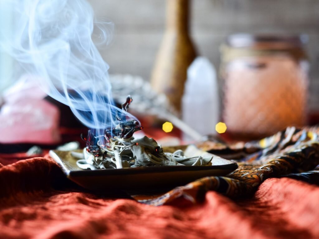 Qué Significa el Humo del Sahumerio en Diferentes Culturas