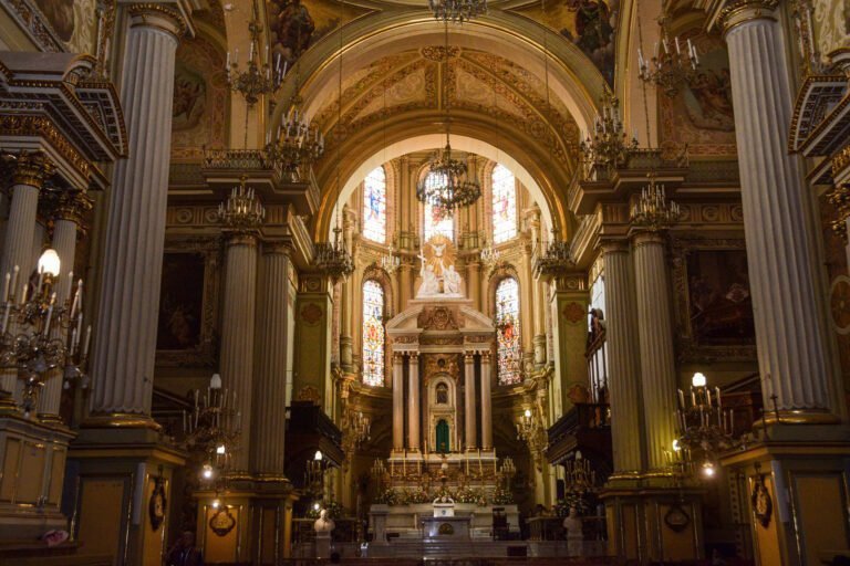 interiores majestuosos de la basilica 1