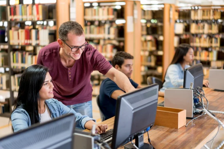 investigador usando computadora en biblioteca