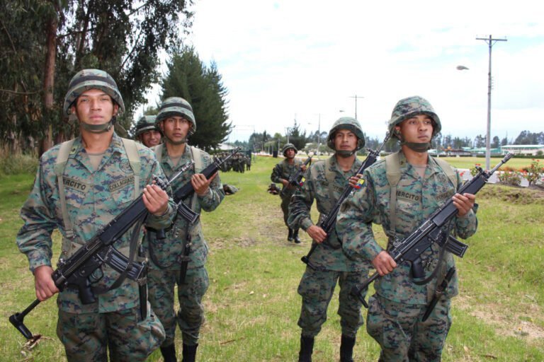 jovenes en uniforme militar en formacion