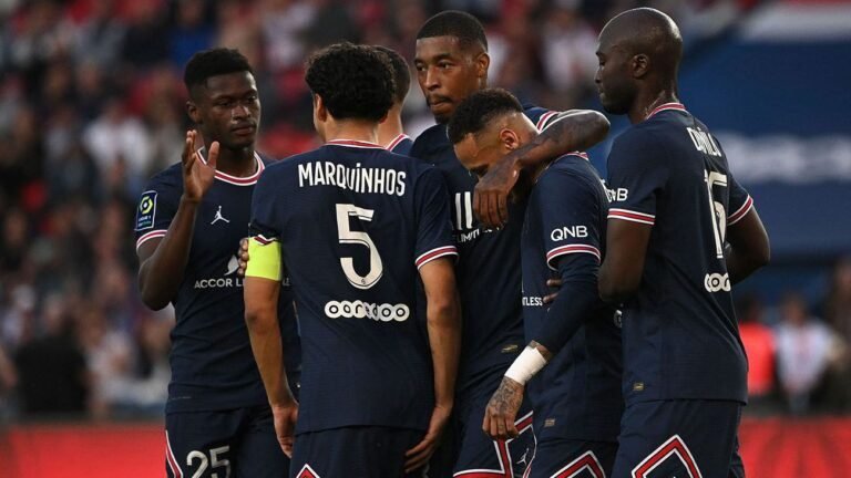 jugadores del paris saint germain en accion