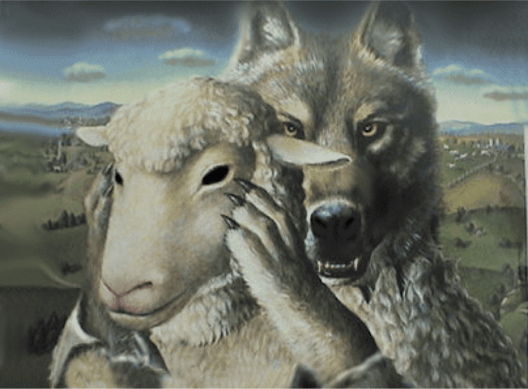 lobo disfrazado de oveja en el campo