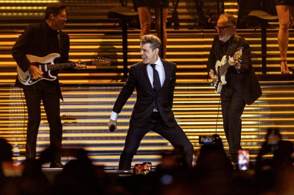 Por qué "Por Debajo de la Mesa" es una de las mejores canciones de Luis Miguel 6 Por qué “Por Debajo de la Mesa” es una de las mejores canciones de Luis Miguel