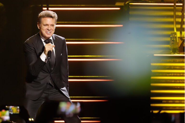 Es Luis Miguel culpable o inocente en las controversias que enfrenta 19 luis miguel en un escenario iluminado