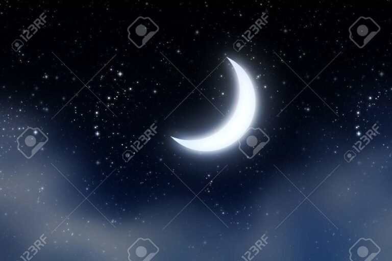 luna creciente en un cielo estrellado