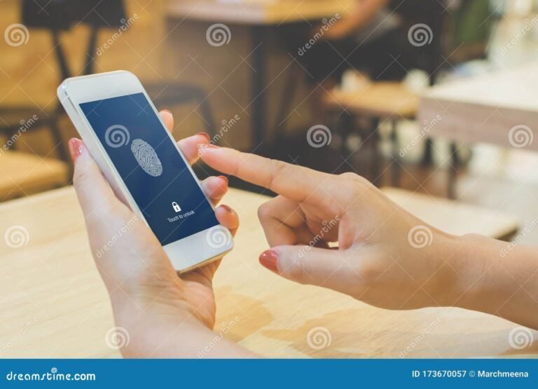 manos con huellas dactilares y smartphone