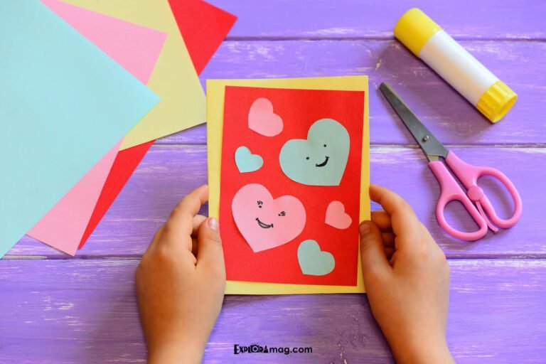 manos creando una tarjeta de amistad