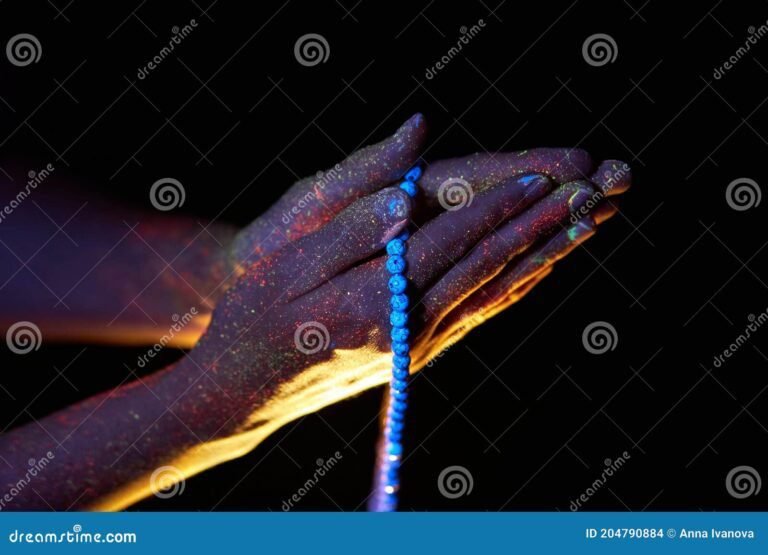 Qué Significa Humillarse Ante Dios y Por Qué Es Importante 27 manos en oracion con luz divina 1