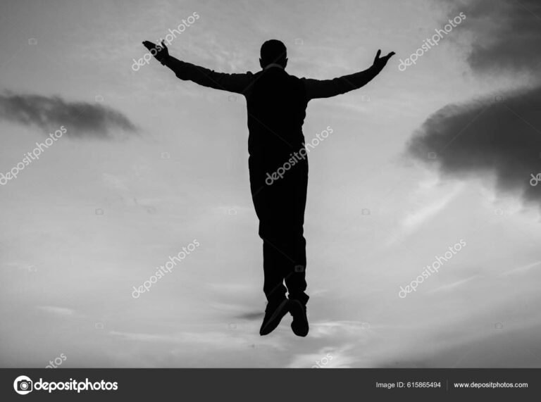 manos levantadas hacia un cielo despejado