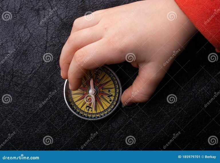 manos sosteniendo una brujula en busca 1