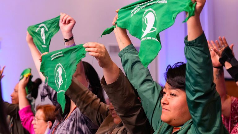 Qué significa el movimiento Ni Una Menos en Argentina 23 manos unidas con flores y panuelos verdes 1