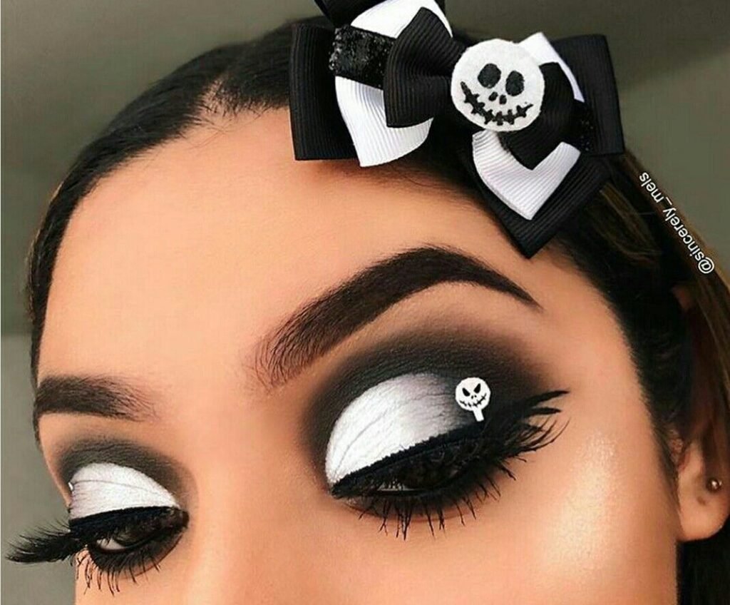 Cómo usar pintura blanca y negra para crear un maquillaje artístico 8 Cómo usar pintura blanca y negra para crear un maquillaje artístico