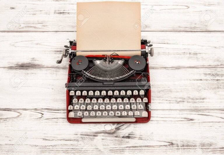 Cómo utilizar la tipografía de máquina de escribir en Word 27 maquina de escribir vintage con papeles