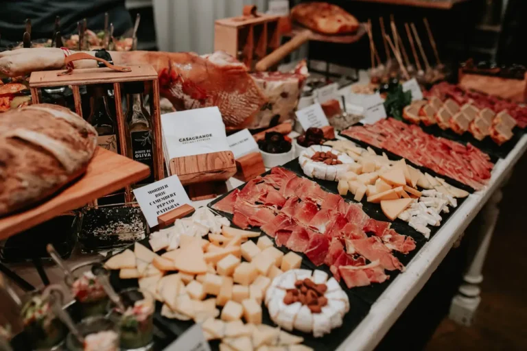 Cómo decorar mesas de fiambres para hacer eventos inolvidables 24 mesa elegante con fiambres y frutas