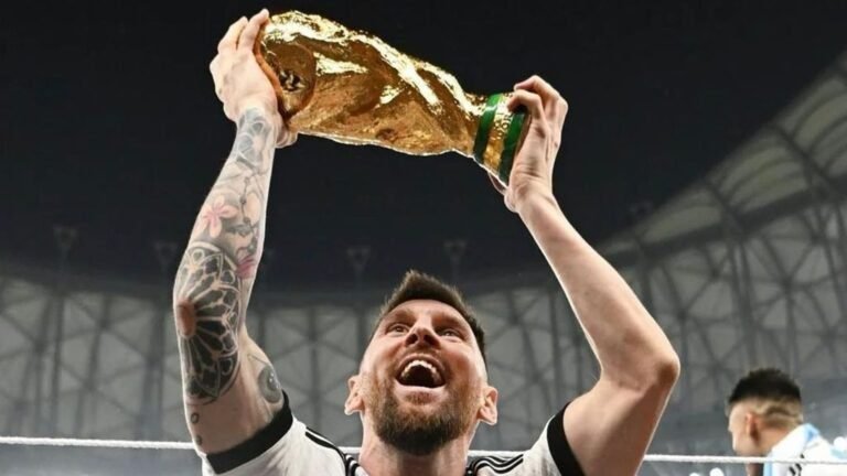 messi celebrando un trofeo de futbol 1