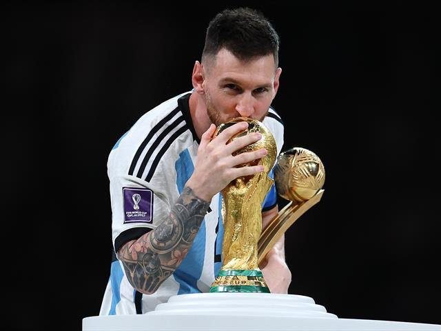 Dónde encontrar imágenes de Messi celebrando con la Copa del Mundo 1 messi levantando la copa del mundo 1