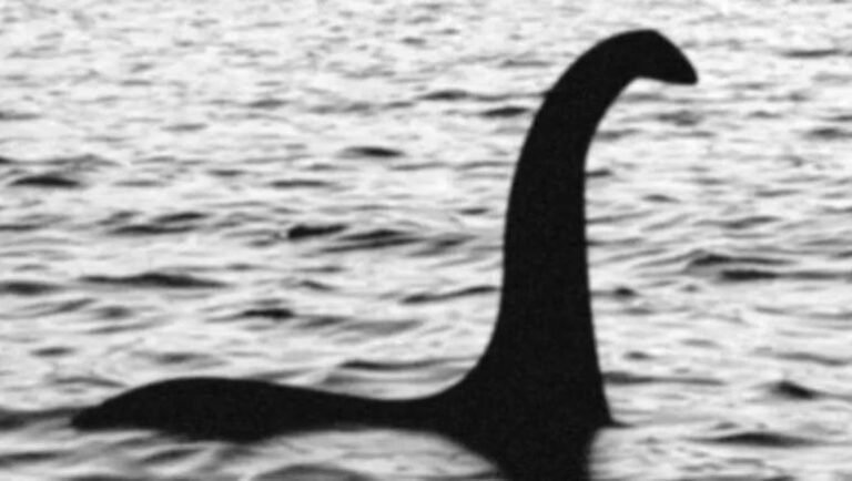 mitologica figura argentina en un paisaje