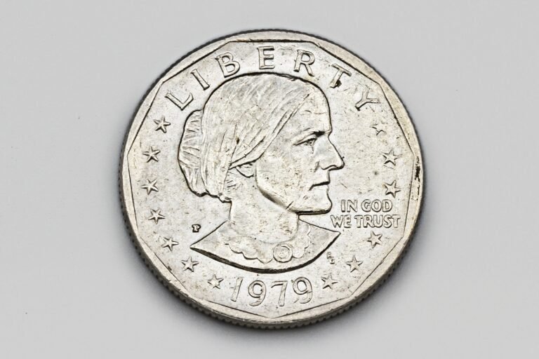 monedas de dolar y peso sobre fondo neutro