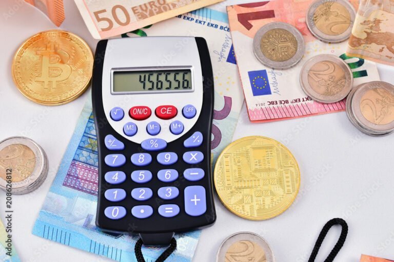 monedas y billetes sobre una calculadora