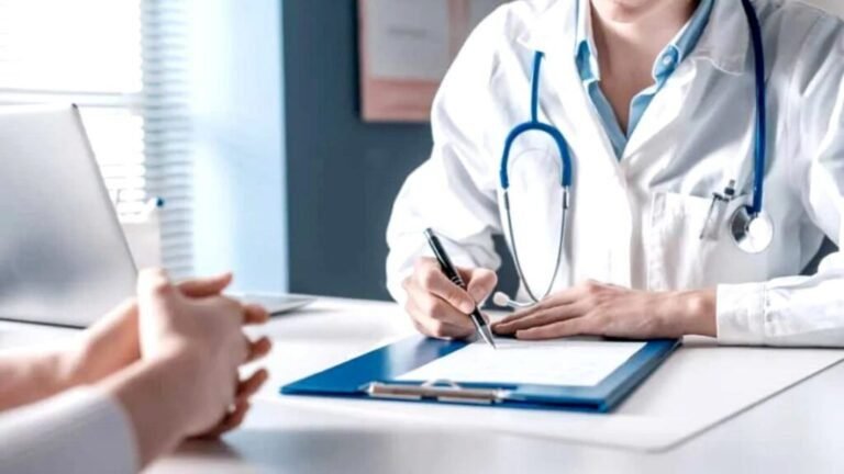 monotributista revisando documentos de salud