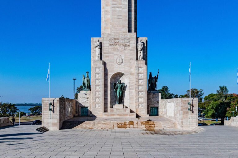 Qué elementos y significado tiene el Monumento a la Bandera 7 monumento a la bandera con fondo panoramico
