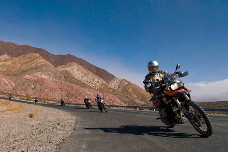 motocicleta en carretera con paisaje argentino 1