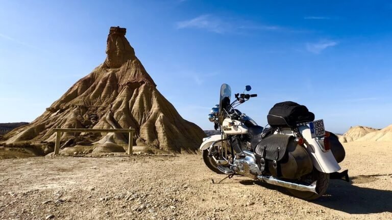 Qué relación existe entre Harley Davidson y el Marlboro Man 9 motocicleta harley davidson en un paisaje abierto