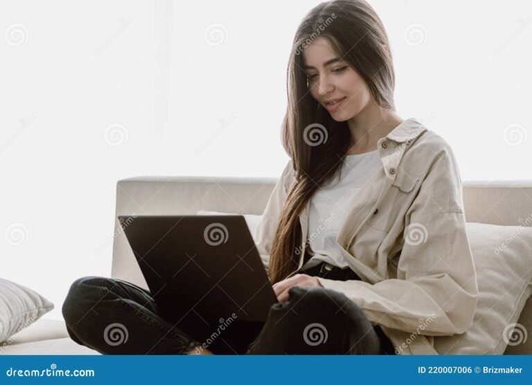 Qué contenido exclusivo ofrece Karely Ruiz en su OnlyFans 25 mujer creando contenido en casa